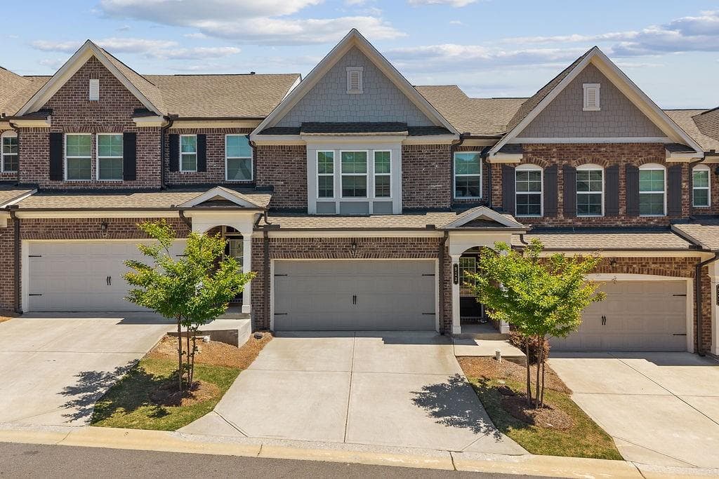 3 bedroom, 3 bathroom, 1,901 sq ft townhouse for sale at 922 Edwin Lane, Sugar Hill, GA 30518