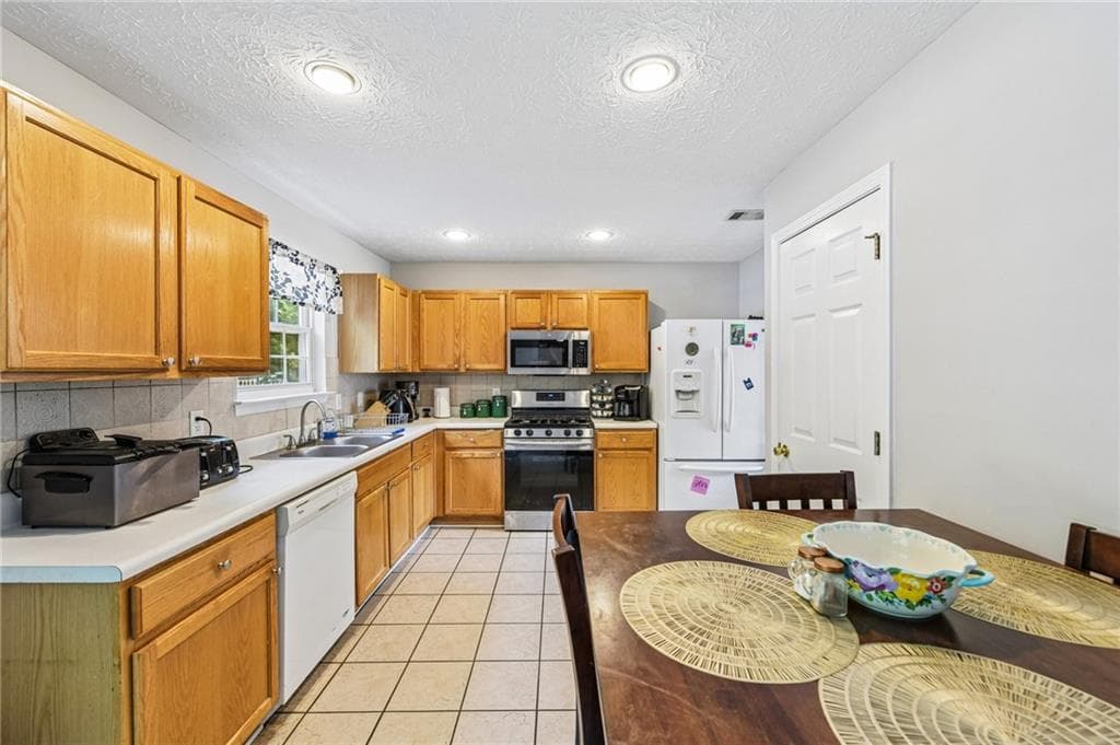 3 bedroom, 3 bathroom, 1,816 sq ft single family residence for sale at 441 Crested View Drive, Loganville, GA 30052 — photo 4