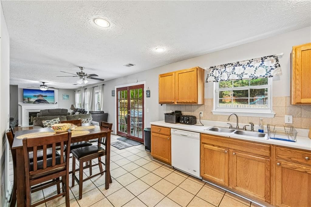3 bedroom, 3 bathroom, 1,816 sq ft single family residence for sale at 441 Crested View Drive, Loganville, GA 30052 — photo 5