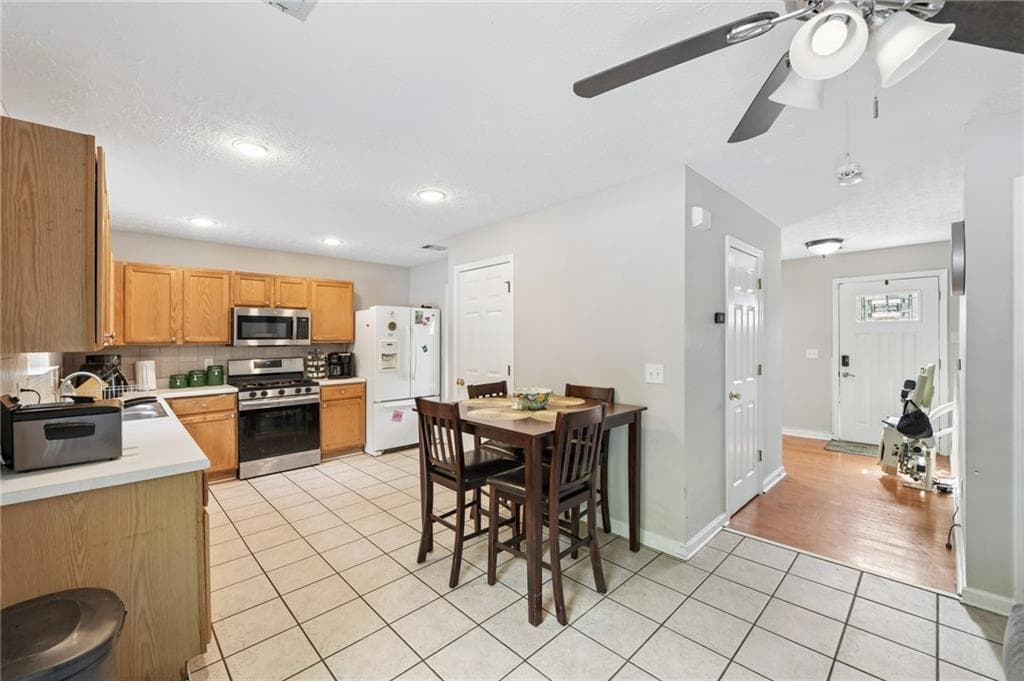 3 bedroom, 3 bathroom, 1,816 sq ft single family residence for sale at 441 Crested View Drive, Loganville, GA 30052 — photo 6
