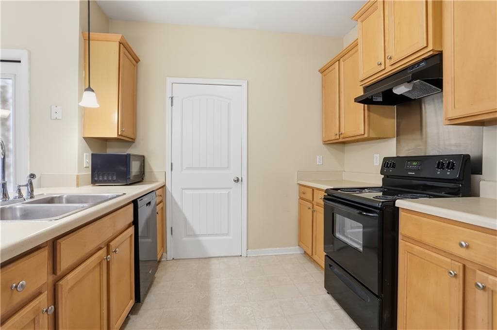 2 bedroom, 2 bathroom, 1,185 sq ft single family residence for sale at 16 Thomas Court, Cartersville, GA 30121 — photo 2