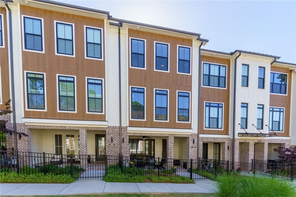 3 bedroom, 3 bathroom, 2,201 sq ft townhouse for sale at 425 Olmstead Way, Alpharetta, GA 30022