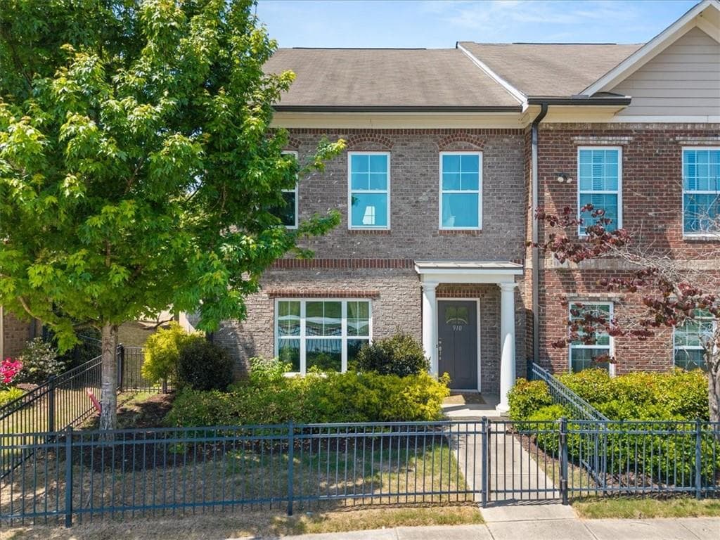 3 bedroom, 3 bathroom, 1,626 sq ft townhouse for sale at 910 Westmoreland Circle, Atlanta, GA 30318