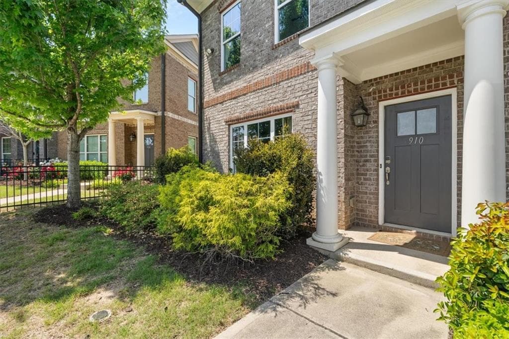 3 bedroom, 3 bathroom, 1,626 sq ft townhouse for sale at 910 Westmoreland Circle, Atlanta, GA 30318 — photo 3