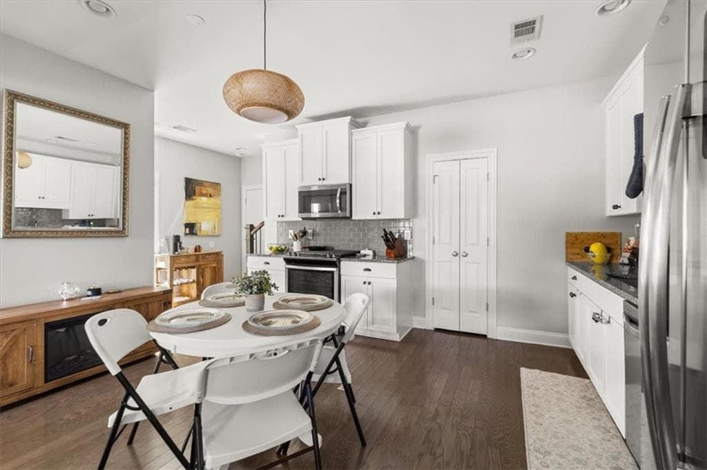 3 bedroom, 3 bathroom, 1,626 sq ft townhouse for sale at 910 Westmoreland Circle, Atlanta, GA 30318 — photo 9