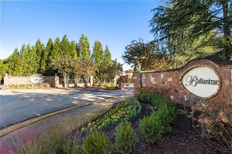 5 bedroom, 3 bathroom, 4,360 sq ft condominium for sale at 2472 Ballantrae Circle, Cumming, GA 30041 — photo 2