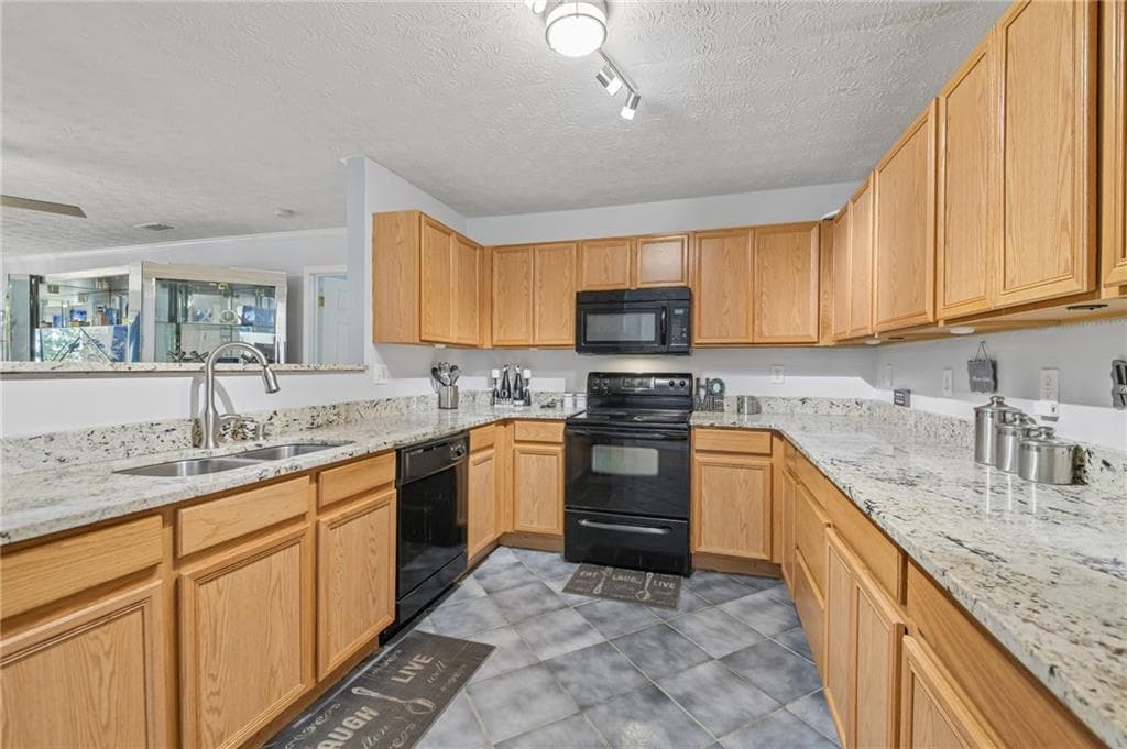 3 bedroom, 4 bathroom, 2,151 sq ft townhouse under contract at 6694 Villa Court, Lithonia, GA 30038 — photo 8