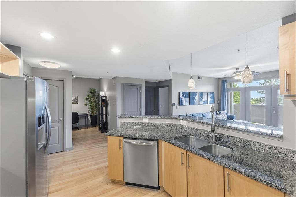 2 bedroom, 2 bathroom, 1,166 sq ft condominium for sale at 390 17th Street 4053, Atlanta, GA 30363 — photo 5