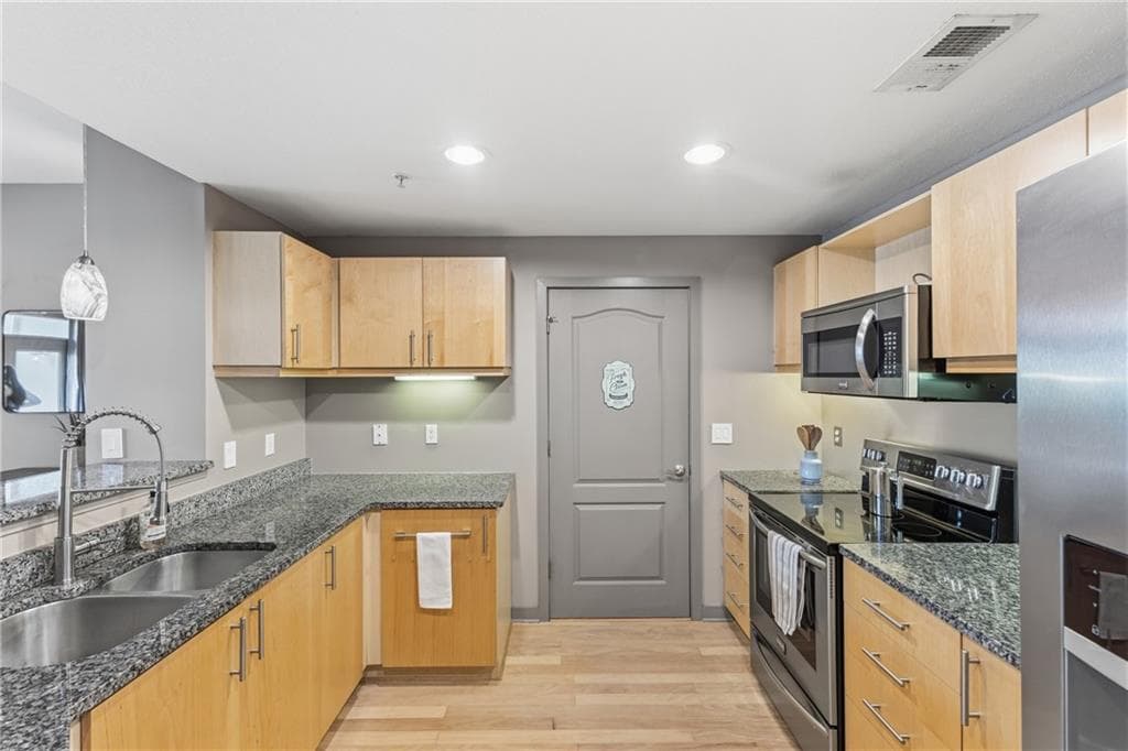 2 bedroom, 2 bathroom, 1,166 sq ft condominium for sale at 390 17th Street 4053, Atlanta, GA 30363 — photo 6