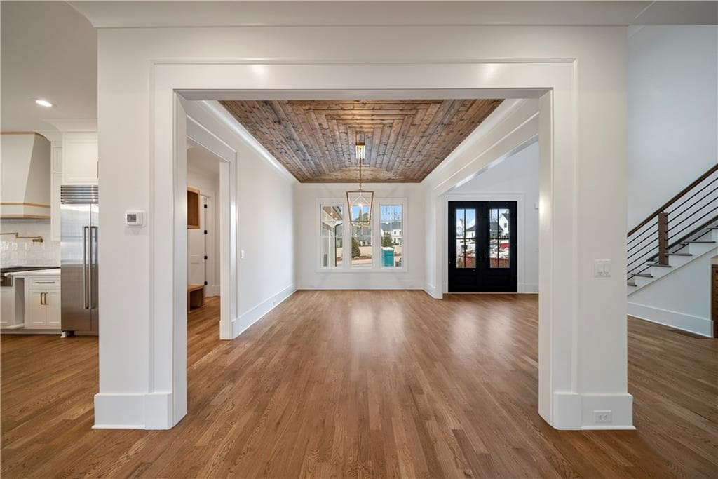 5 bedroom, 6 bathroom, 5,000 sq ft single family residence for sale at 5011 Kings Close, Alpharetta, GA 30004 — photo 5