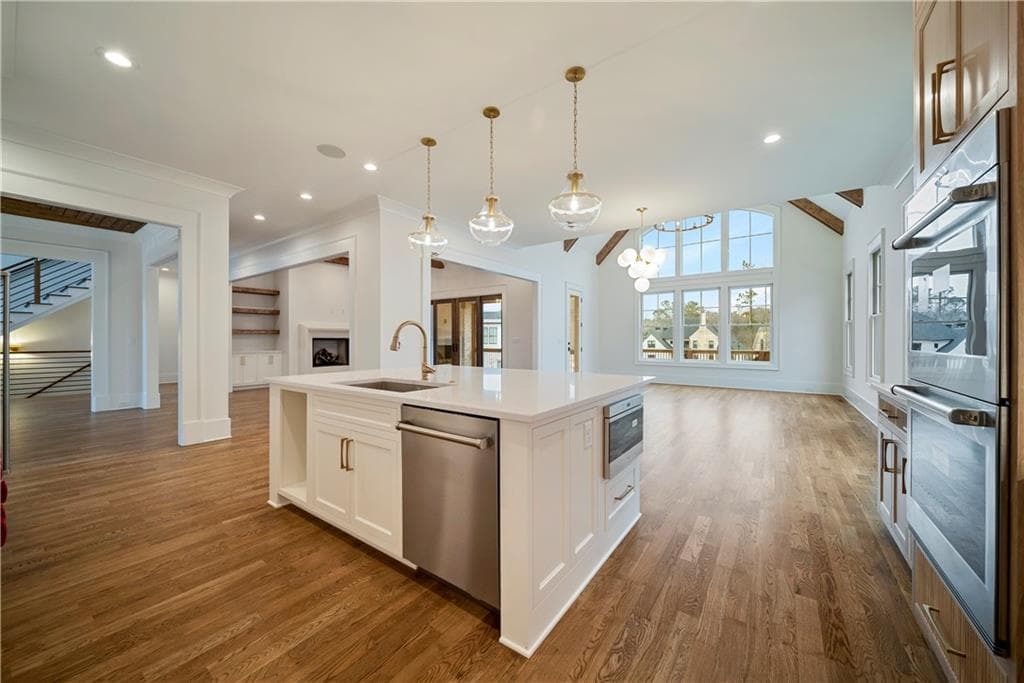 5 bedroom, 6 bathroom, 5,000 sq ft single family residence for sale at 5011 Kings Close, Alpharetta, GA 30004 — photo 7