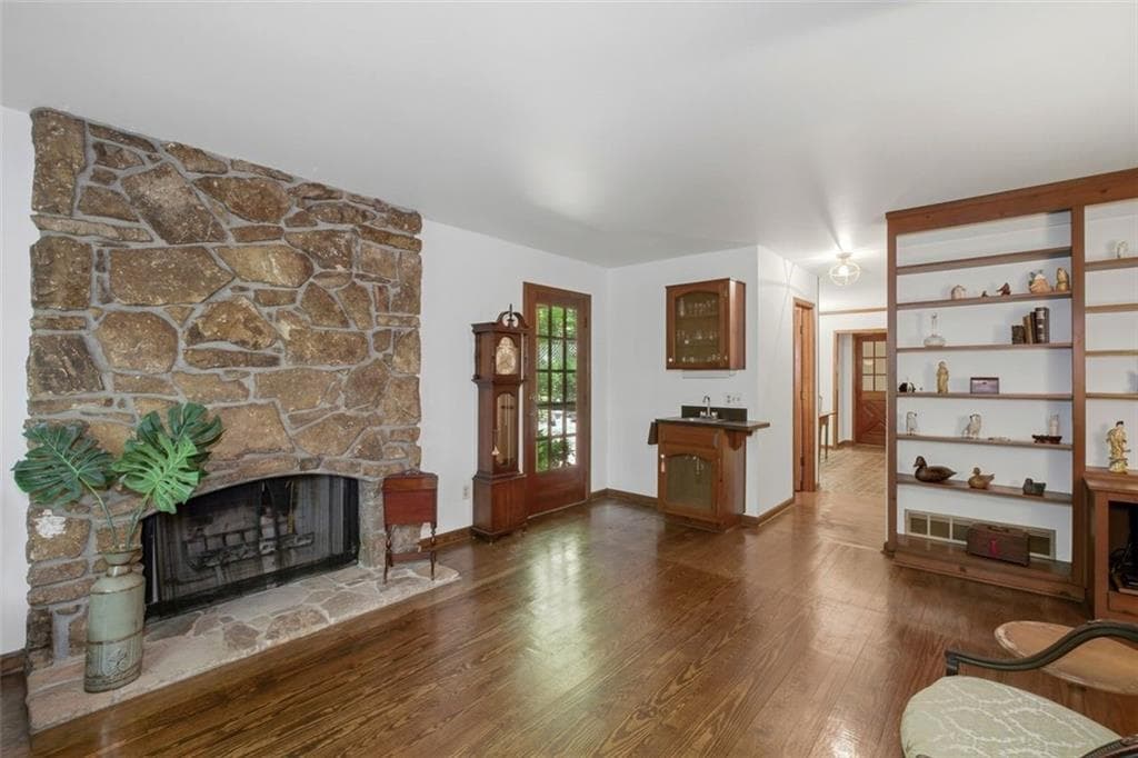 4 bedroom, 4 bathroom, 3,584 sq ft single family residence for sale at 395 Nottingham Drive, Marietta, GA 30066 — photo 2