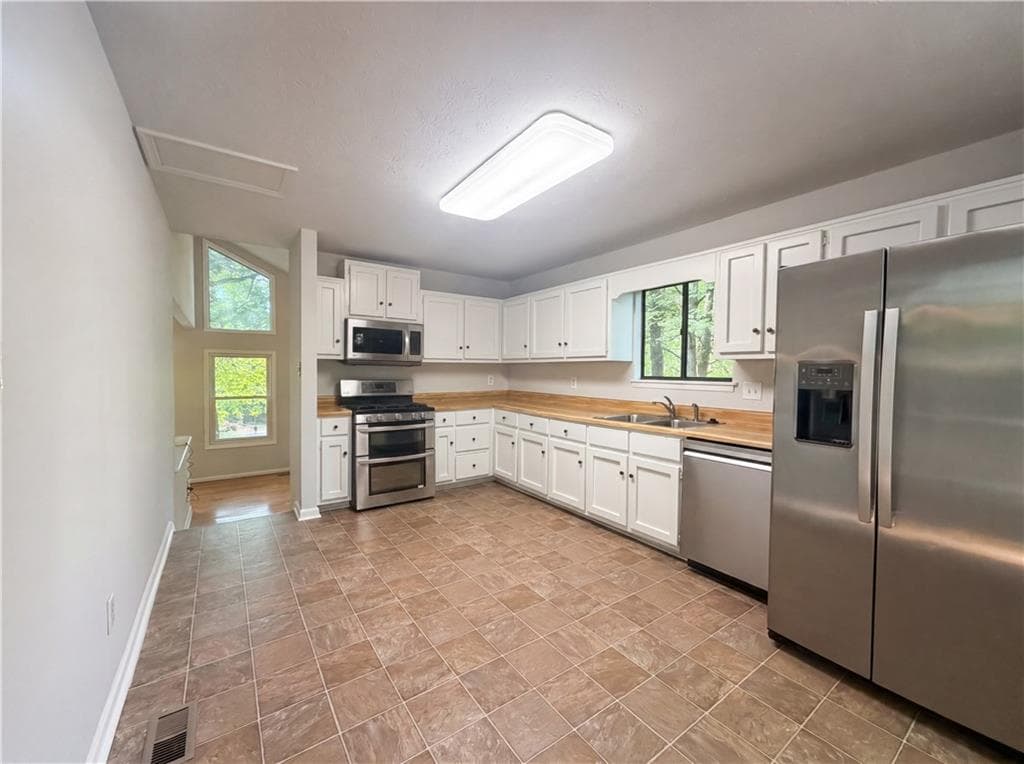 3 bedroom, 3 bathroom, 2,387 sq ft single family residence for sale at 3143 Chase Court, Marietta, GA 30008 — photo 2