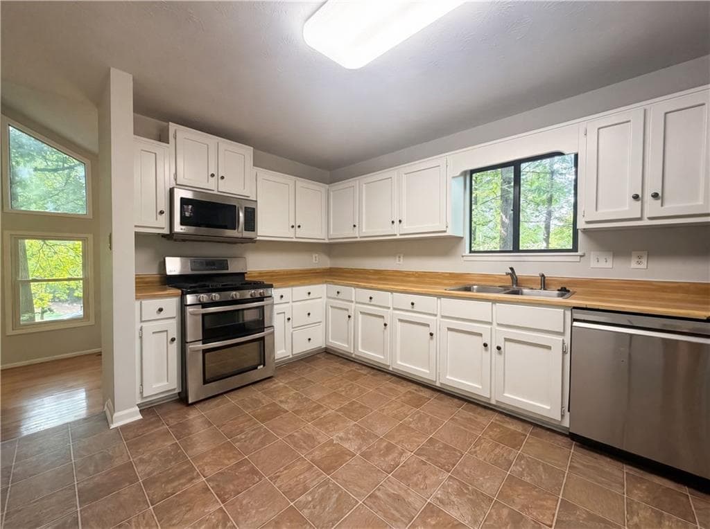 3 bedroom, 3 bathroom, 2,387 sq ft single family residence for sale at 3143 Chase Court, Marietta, GA 30008 — photo 10