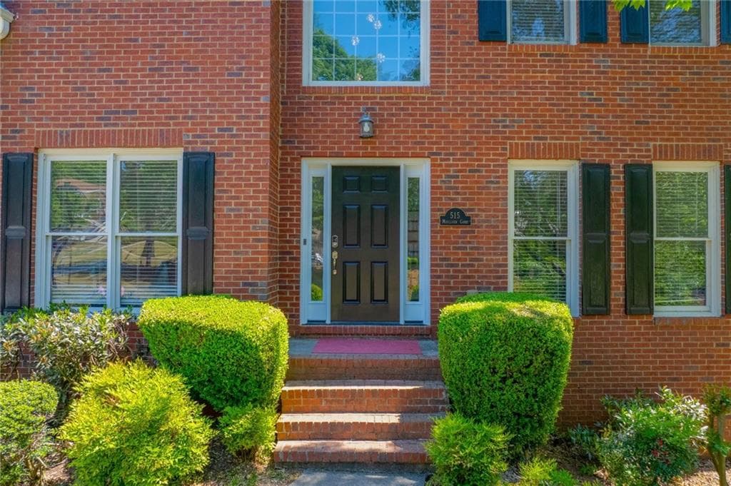 5 bedroom, 4 bathroom, 4,004 sq ft single family residence under contract at 515 Misthaven Court, Suwanee, GA 30024 — photo 2