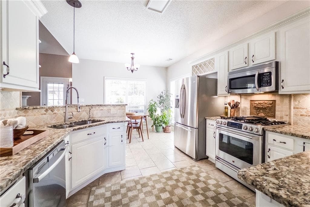 3 bedroom, 3 bathroom, 2,250 sq ft single family residence under contract at 133 Wexford Court, Stockbridge, GA 30281 — photo 6