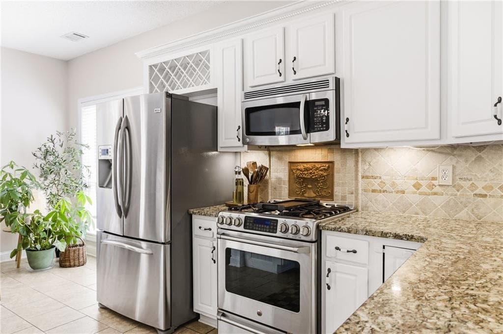 3 bedroom, 3 bathroom, 2,250 sq ft single family residence under contract at 133 Wexford Court, Stockbridge, GA 30281 — photo 8