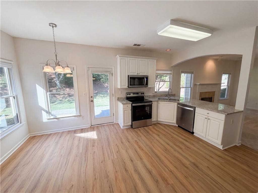 4 bedroom, 3 bathroom, 2,212 sq ft single family residence under contract at 3772 Havenmist Cove, Suwanee, GA 30024 — photo 2