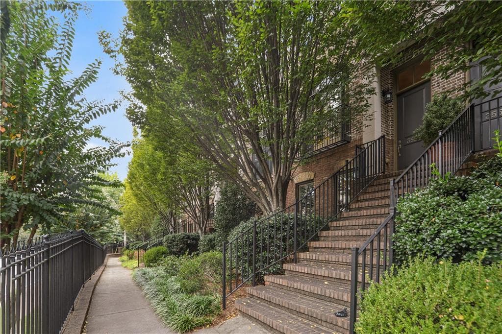 3 bedroom, 4 bathroom, 2,052 sq ft townhouse for sale at 3552 Roswell Road, Atlanta, GA 30305 — photo 2