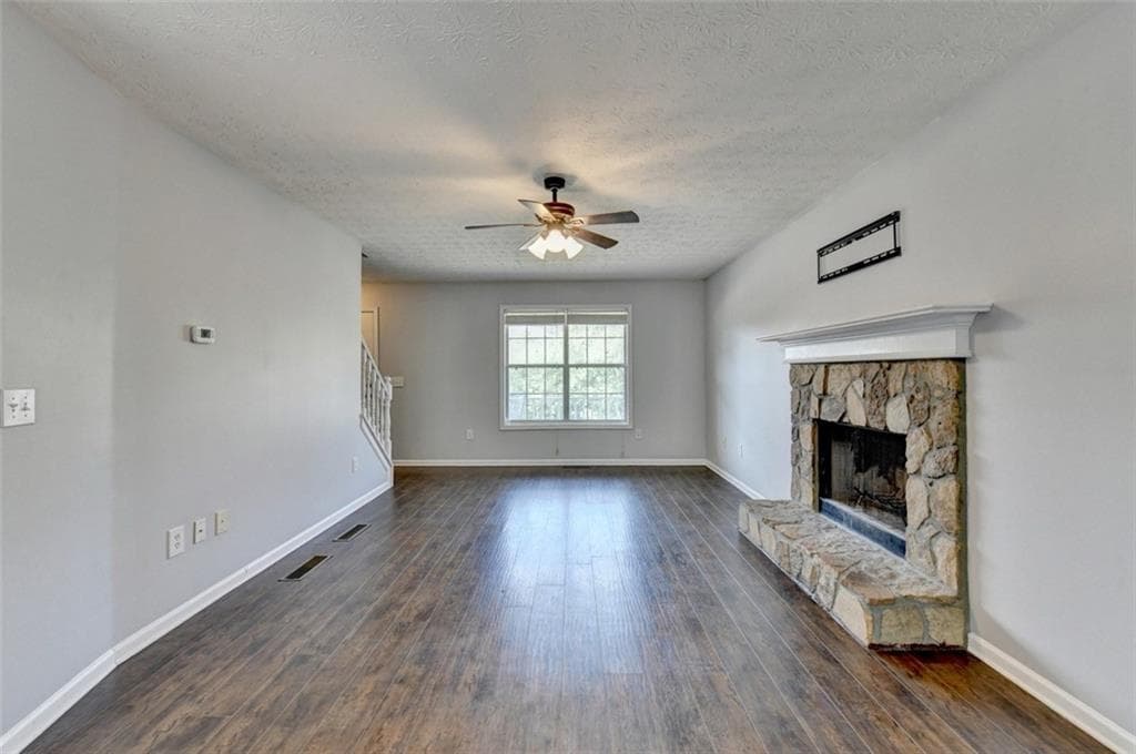 3 bedroom, 3 bathroom, 1,907 sq ft single family residence for sale at 3270 Spincaster Way, Loganville, GA 30052 — photo 3