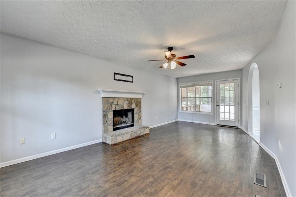 3 bedroom, 3 bathroom, 1,907 sq ft single family residence for sale at 3270 Spincaster Way, Loganville, GA 30052 — photo 5