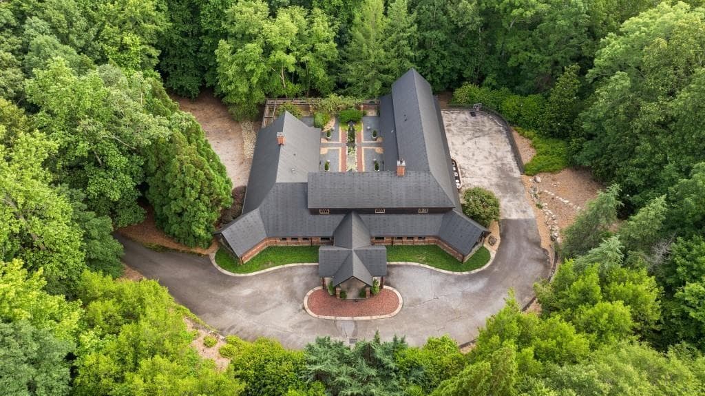 4 bedroom, 6 bathroom, 6,583 sq ft single family residence for sale at 114 Lees Lake Road, Fayetteville, GA 30214 — photo 4