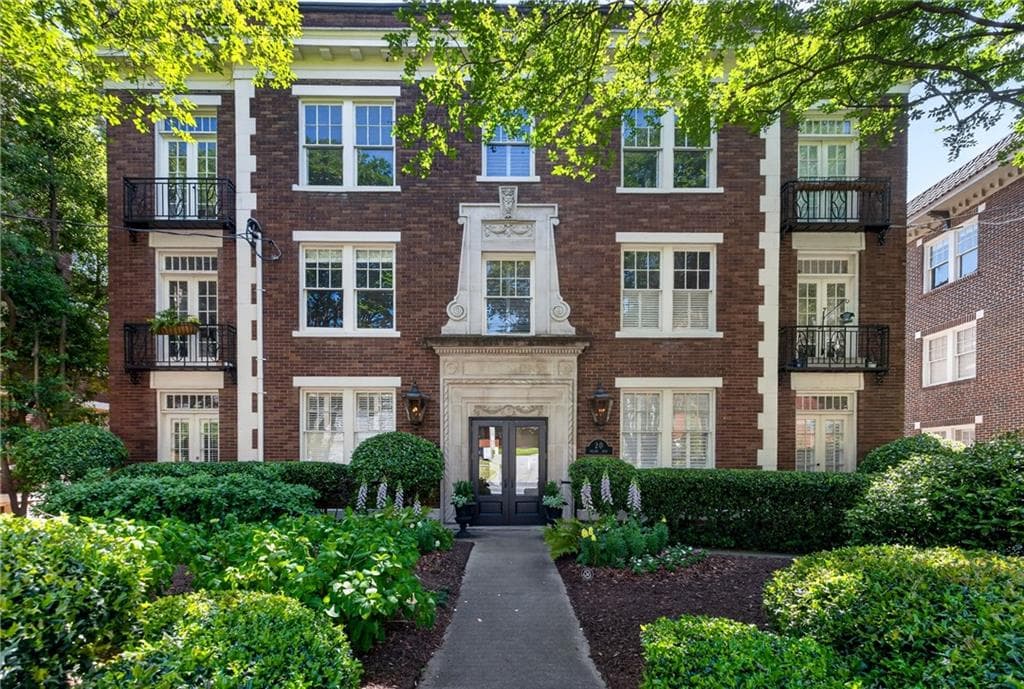 2 bedroom, 1 bathroom, 976 sq ft condominium for rent at 20 Collier Road 15, Atlanta, GA 30309 for $2,500 a month — photo 1 of 27