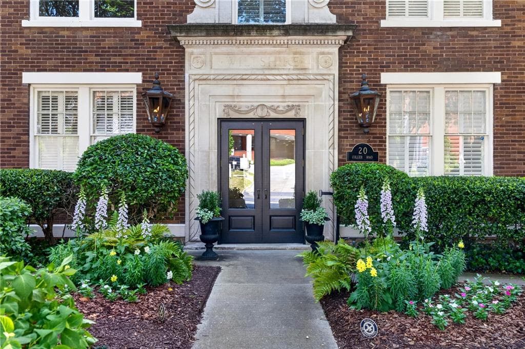 2 bedroom, 1 bathroom, 976 sq ft condominium for rent at 20 Collier Road 15, Atlanta, GA 30309 for $2,500 a month — photo 2