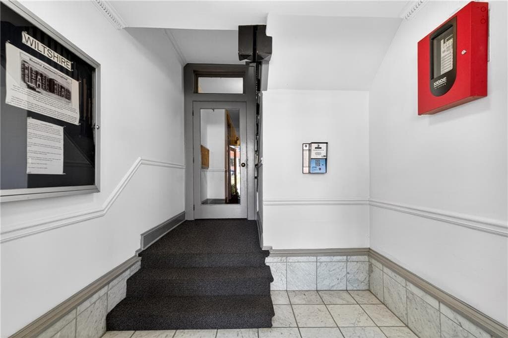 2 bedroom, 1 bathroom, 976 sq ft condominium for rent at 20 Collier Road 15, Atlanta, GA 30309 for $2,500 a month — photo 3