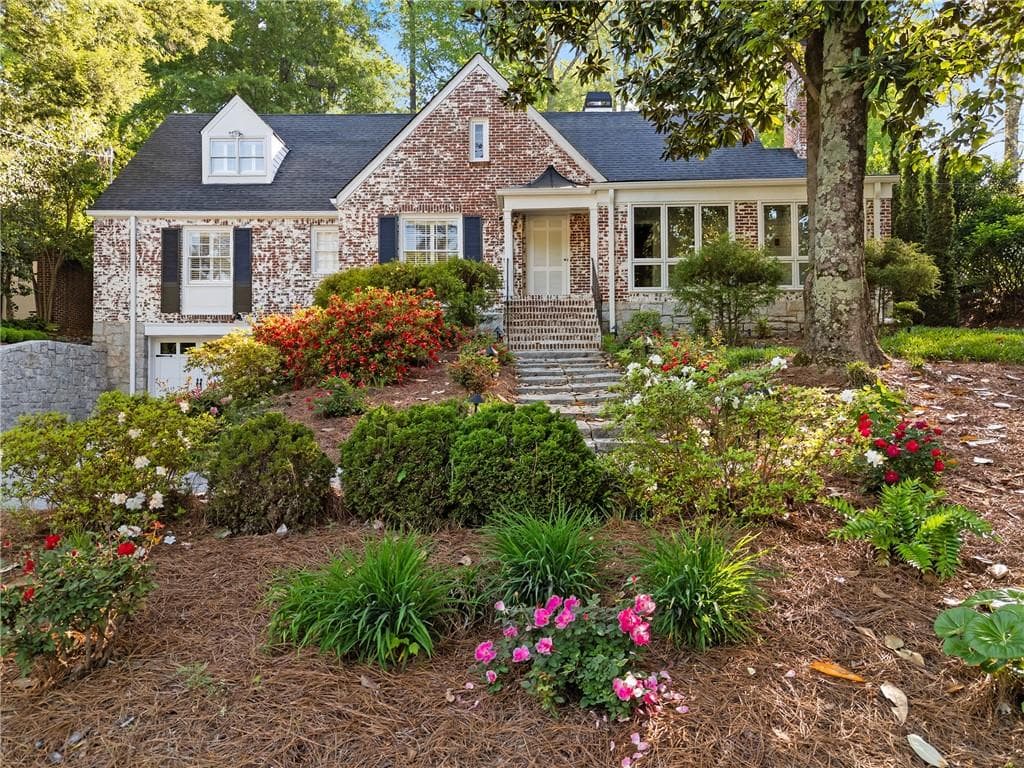 4 bedroom, 3 bathroom, 3,668 sq ft single family residence for sale at 561 Peachtree Battle Avenue, Atlanta, GA 30305