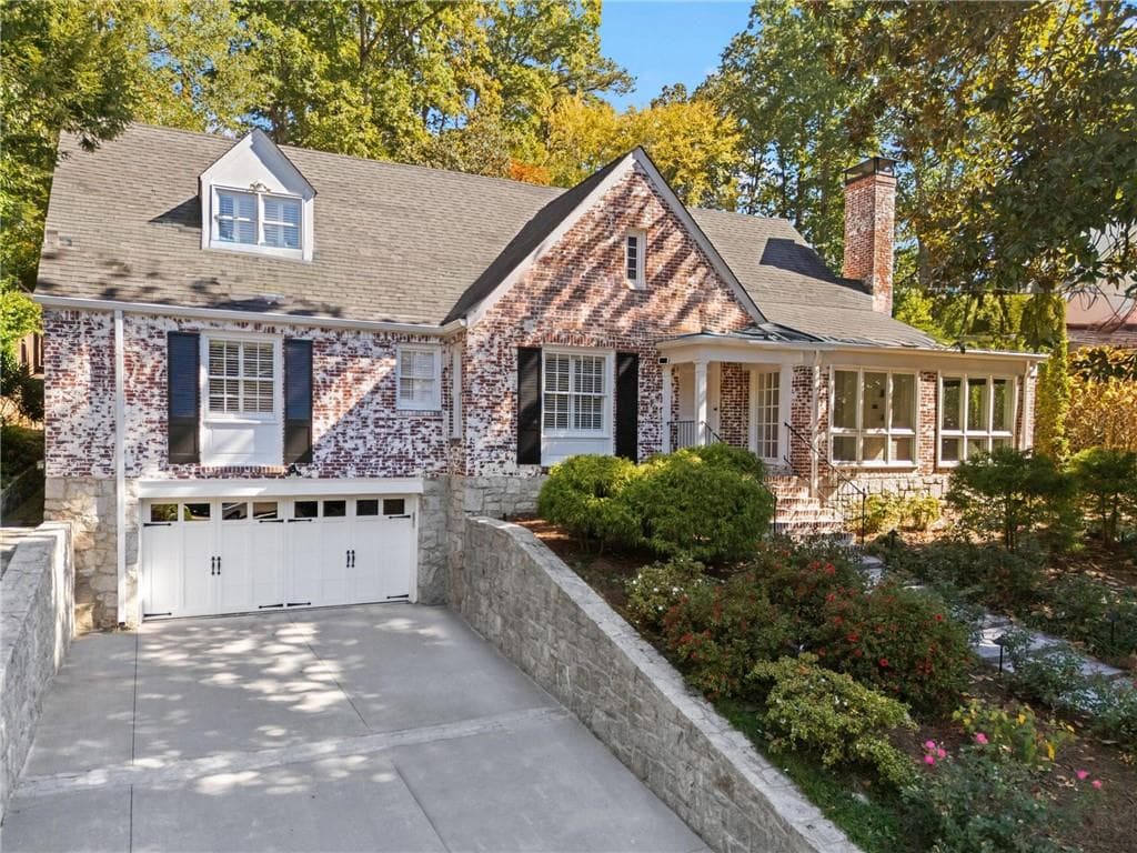 4 bedroom, 3 bathroom, 3,668 sq ft single family residence for sale at 561 Peachtree Battle Avenue, Atlanta, GA 30305 — photo 2