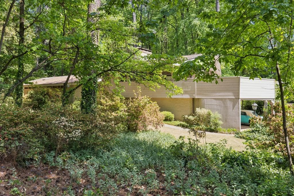 4 bedroom, 3 bathroom, 2,740 sq ft single family residence for sale at 2001 Castleway Lane, Atlanta, GA 30345 — photo 2