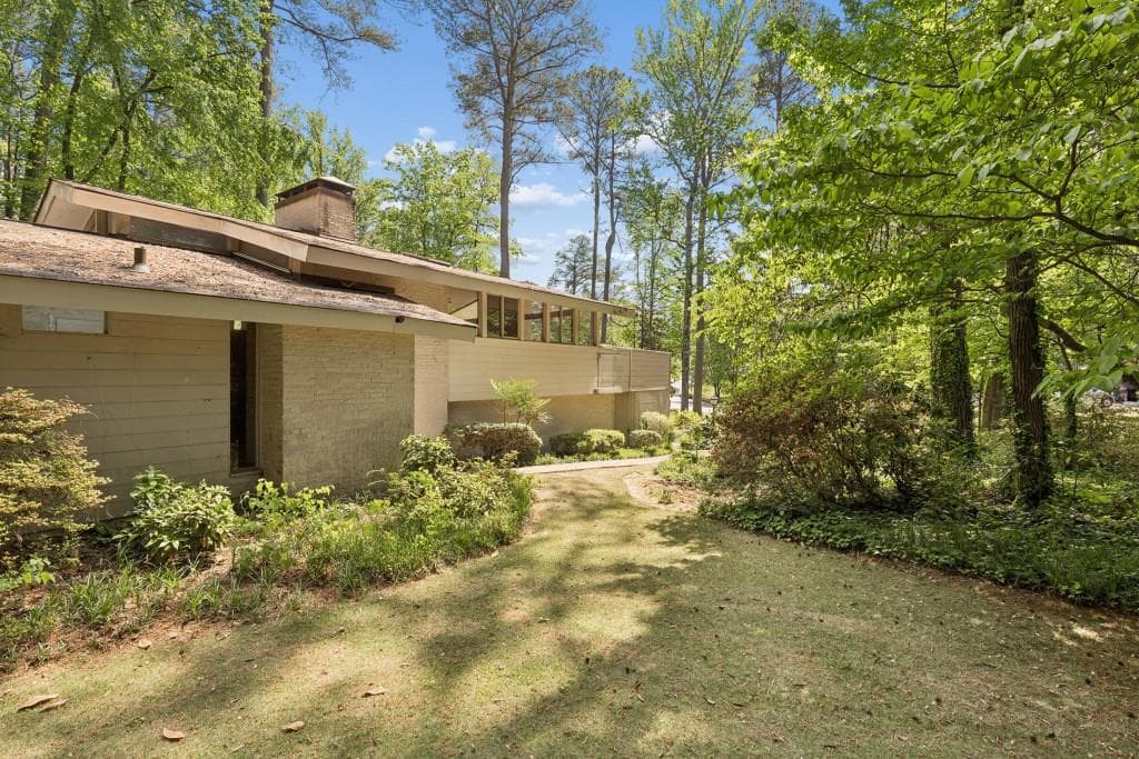 4 bedroom, 3 bathroom, 2,740 sq ft single family residence for sale at 2001 Castleway Lane, Atlanta, GA 30345 — photo 3