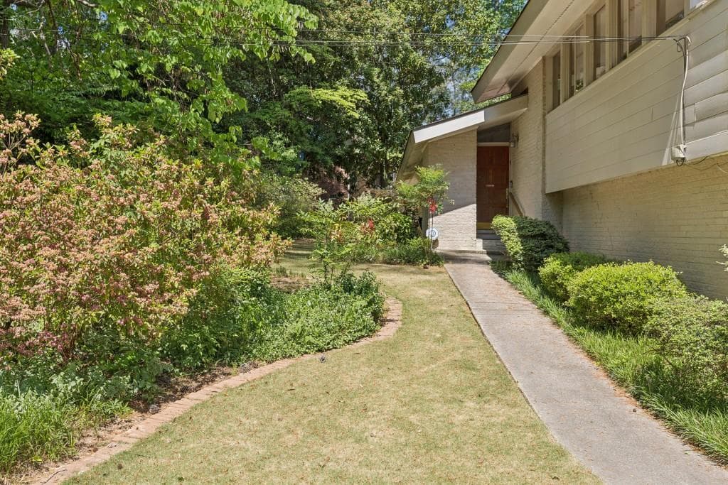 4 bedroom, 3 bathroom, 2,740 sq ft single family residence for sale at 2001 Castleway Lane, Atlanta, GA 30345 — photo 4