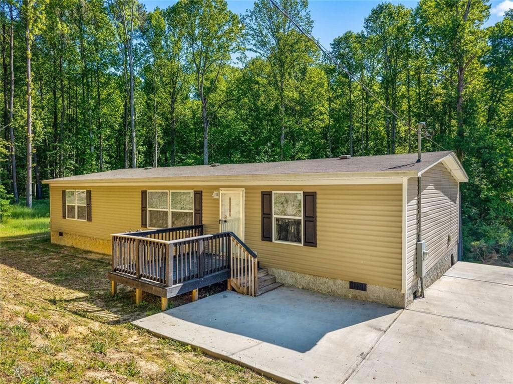 3 bedroom, 2 bathroom, 1,680 sq ft single family residence for sale at 2261 Barnes Drive, Gainesville, GA 30507 — photo 1 of 29