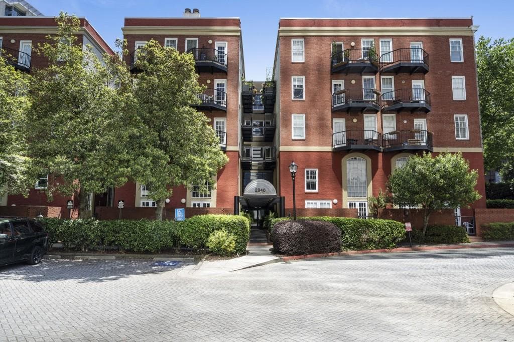 1 bedroom, 1 bathroom, 615 sq ft condominium for sale at 2840 Peachtree Road 406, Atlanta, GA 30305 — photo 2