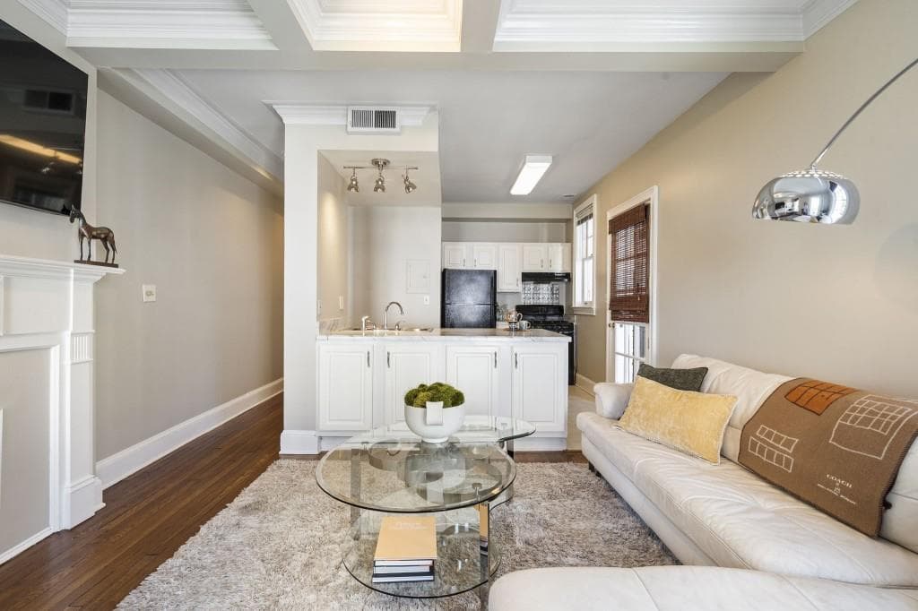 1 bedroom, 1 bathroom, 615 sq ft condominium for sale at 2840 Peachtree Road 406, Atlanta, GA 30305 — photo 6