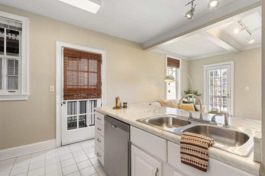 1 bedroom, 1 bathroom, 615 sq ft condominium for sale at 2840 Peachtree Road 406, Atlanta, GA 30305 — photo 7