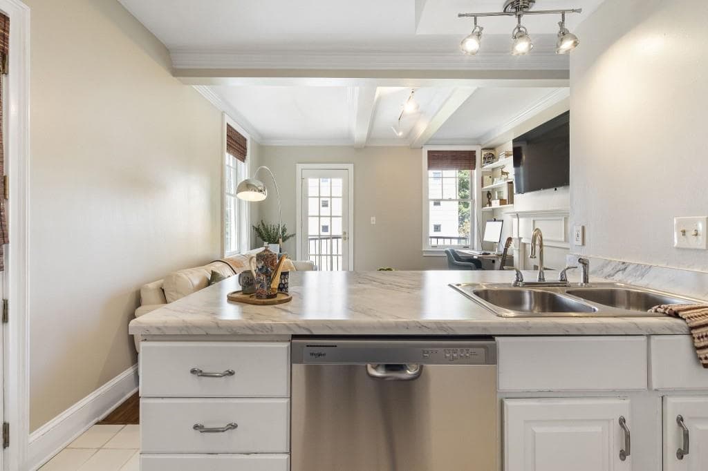 1 bedroom, 1 bathroom, 615 sq ft condominium for sale at 2840 Peachtree Road 406, Atlanta, GA 30305 — photo 8