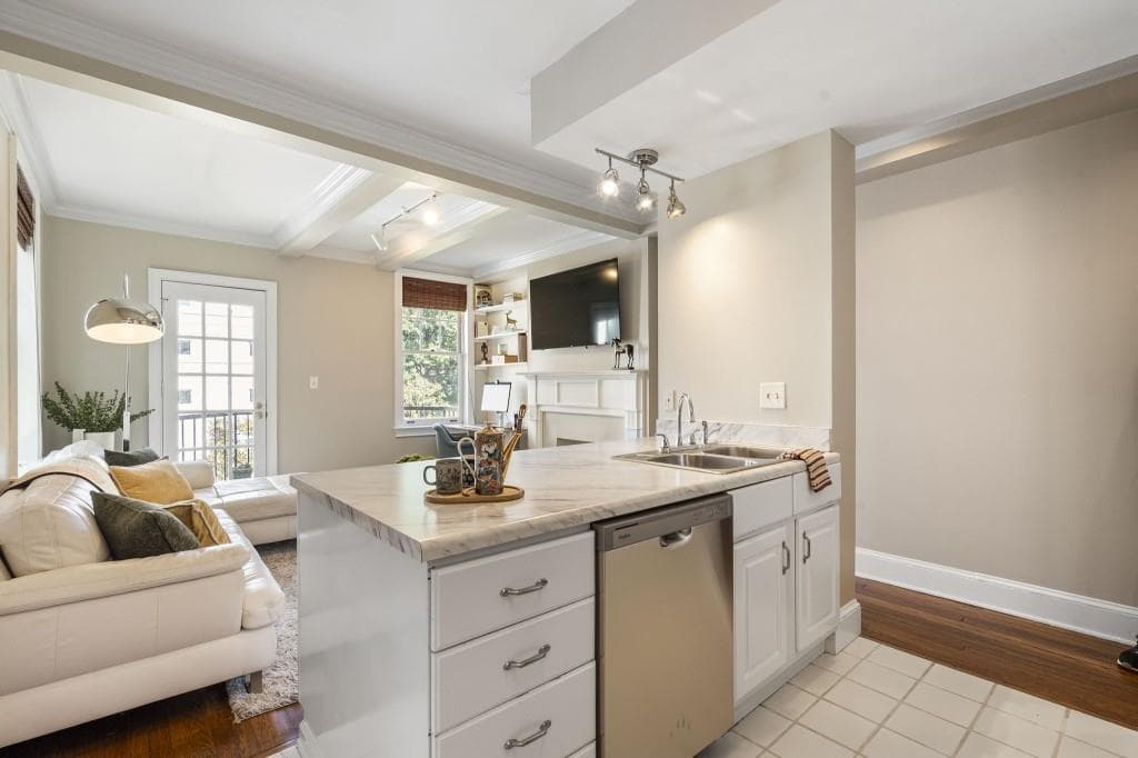 1 bedroom, 1 bathroom, 615 sq ft condominium for sale at 2840 Peachtree Road 406, Atlanta, GA 30305 — photo 9