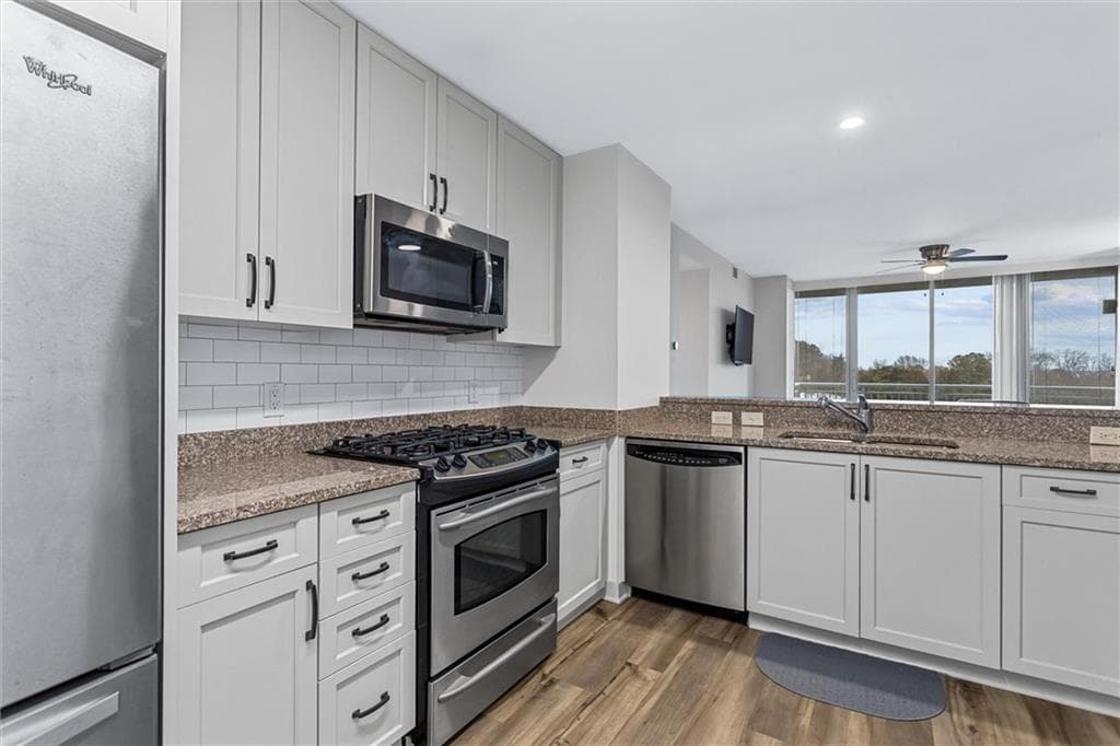 2 bedroom, 2 bathroom, 1,266 sq ft condominium for sale at 3338 Peachtree Road 702, Atlanta, GA 30326 — photo 2