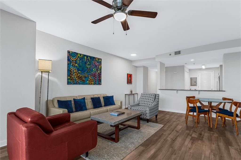 2 bedroom, 2 bathroom, 1,266 sq ft condominium for sale at 3338 Peachtree Road 702, Atlanta, GA 30326 — photo 4