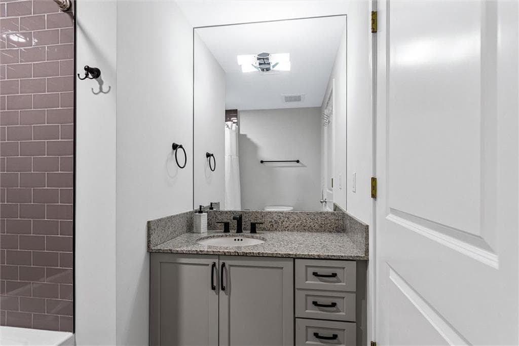 2 bedroom, 2 bathroom, 1,266 sq ft condominium for sale at 3338 Peachtree Road 702, Atlanta, GA 30326 — photo 8