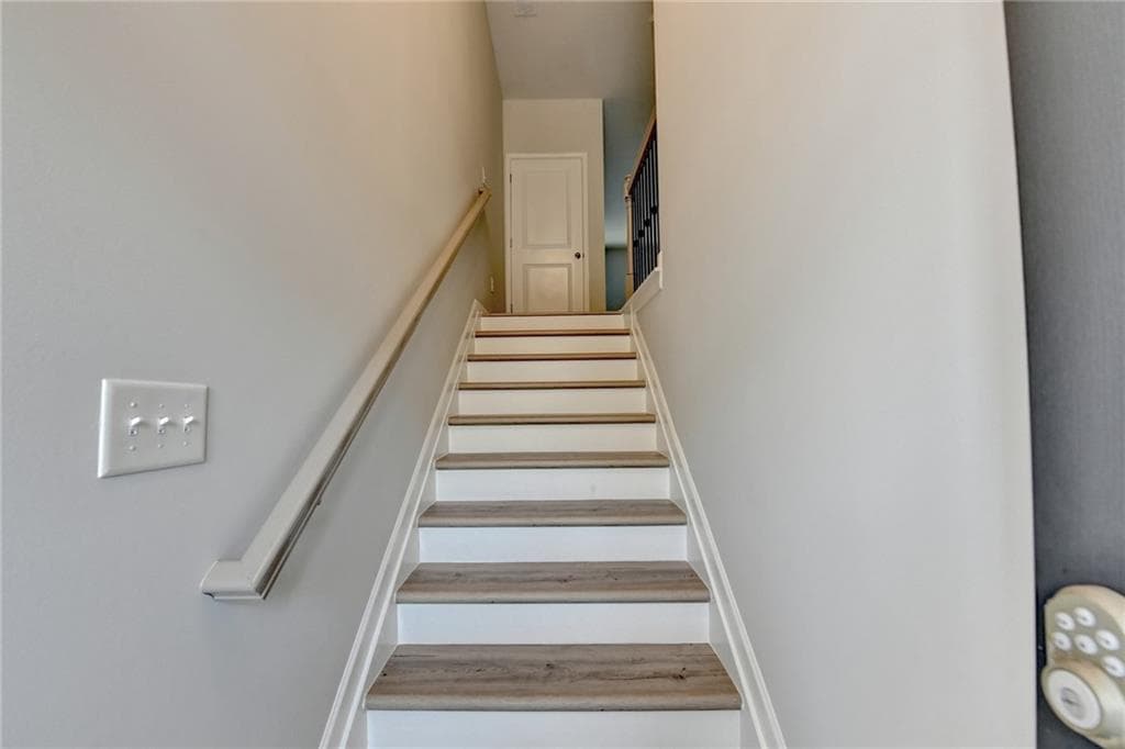 3 bedroom, 4 bathroom, 2,432 sq ft townhouse for sale at 4282 Buford Valley Way, Buford, GA 30518 — photo 3