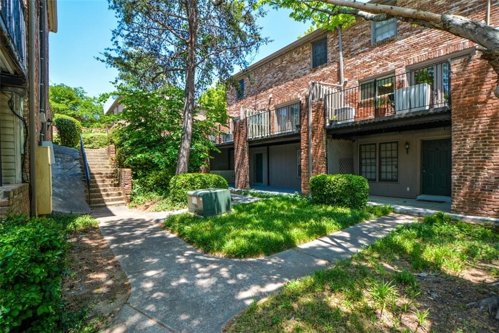 1 bedroom, 1 bathroom, 768 sq ft condominium for sale at 3113 Colonial Way M, Atlanta, GA 30341 — photo 1 of 42