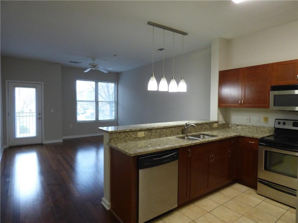 1 bedroom, 1 bathroom, 1,082 sq ft condominium for sale at 870 Mayson Turner Road 1238, Atlanta, GA 30314 — photo 8