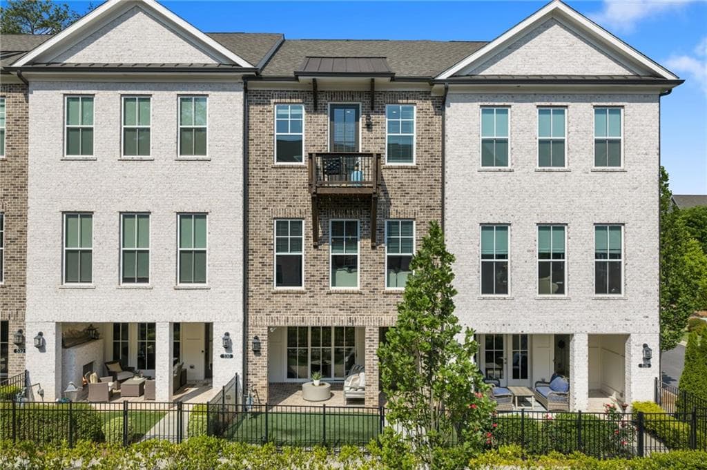 4 bedroom, 3 bathroom, 2,155 sq ft townhouse sold at 528 Clover Lane, Alpharetta, GA 30009