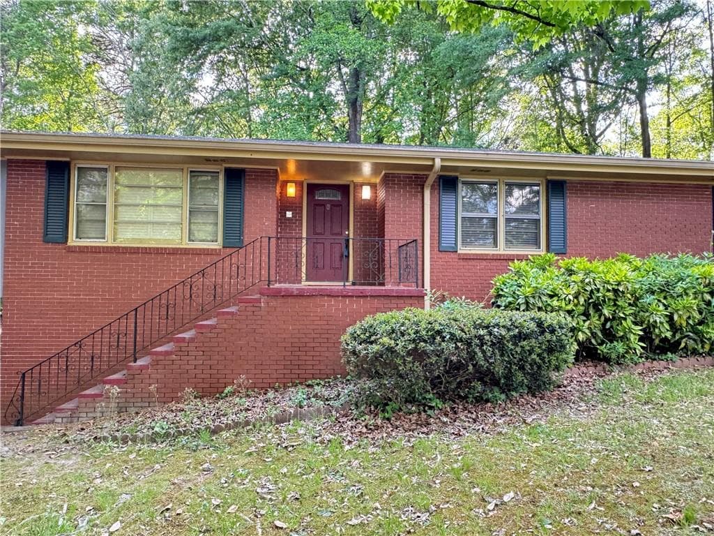 6 bedroom, 2 bathroom, 2,712 sq ft single family residence for rent at 222 Pineview Drive, Lawrenceville, GA 30046 for $2,100 a month — photo 2