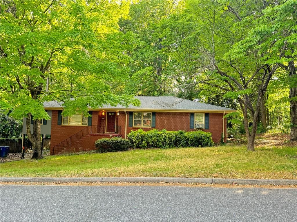 6 bedroom, 2 bathroom, 2,712 sq ft single family residence for rent at 222 Pineview Drive, Lawrenceville, GA 30046 for $2,100 a month — photo 1 of 16