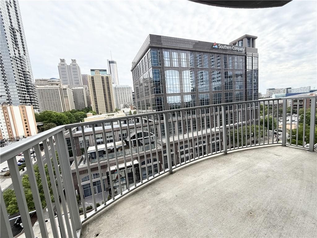 2 bedroom, 2 bathroom, 1,075 sq ft condominium for sale at 400 W Peachtree Street 1011, Atlanta, GA 30308 — photo 2